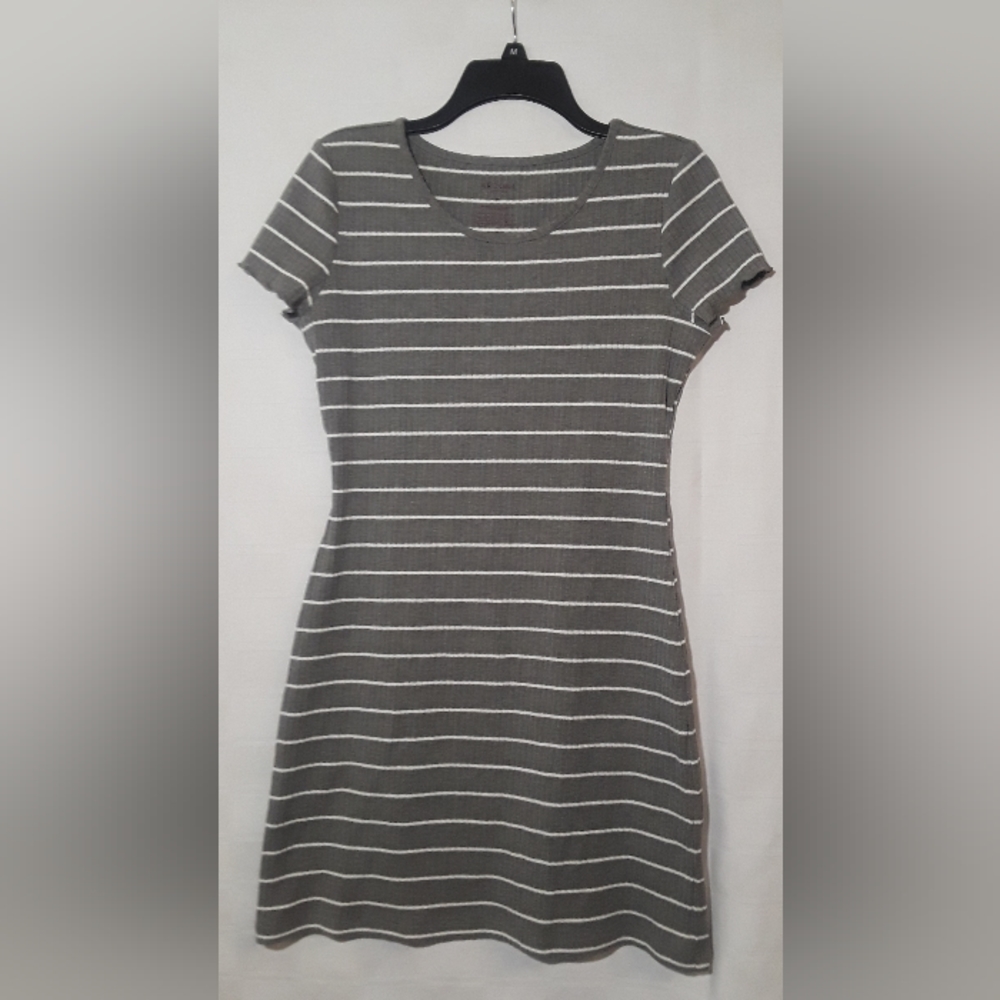 Arizona Size M JUNIORS short sleeved gray & white sweater dress